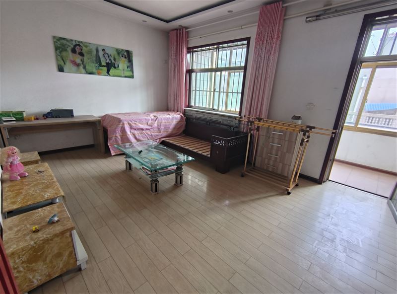 出售武安市安康医院南面三层带院小楼。